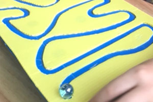 幼儿园科学区平衡滚珠图片2张