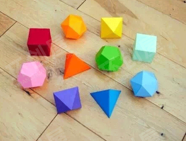 幼儿园简单的立体几何吊饰环创图片