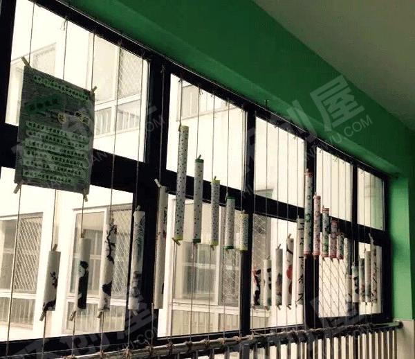 幼儿园旧物改造展示走廊窗户的利用图片