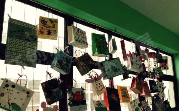 幼儿园旧物改造展示走廊窗户的利用图片