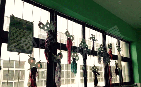 幼儿园旧物改造展示走廊窗户的利用图片