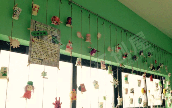 幼儿园旧物改造展示走廊窗户的利用图片