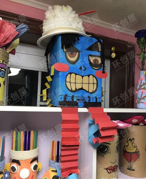 幼儿园纸箱怪物整体环创图片