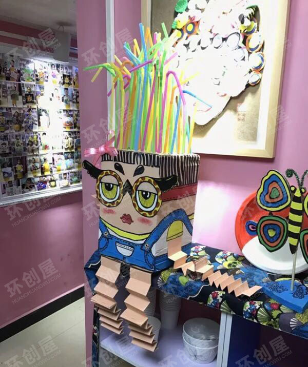 幼儿园纸箱怪物整体环创图片