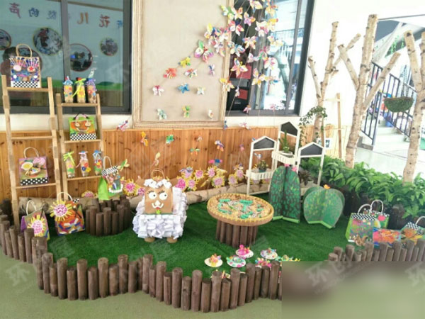 幼儿园户外环创栅栏里的萌物图片