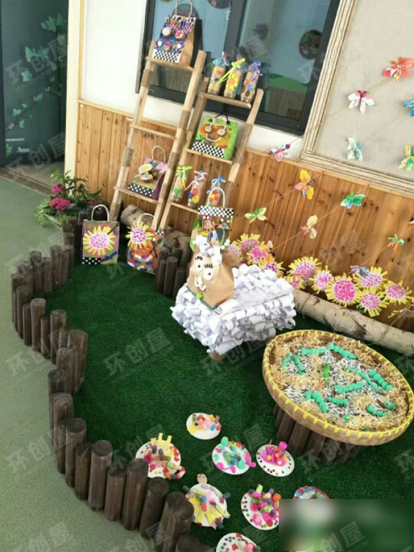 幼儿园户外环创栅栏里的萌物图片