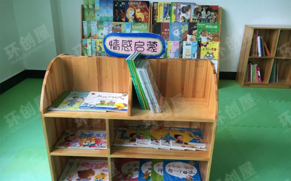 幼儿园图书室幼儿看好书图片