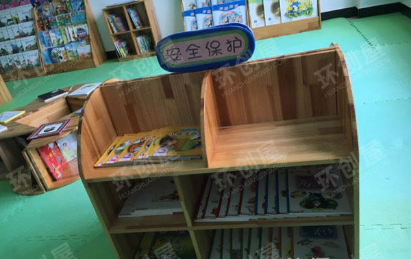 幼儿园图书室幼儿看好书图片