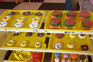 幼儿园角色区布朗熊餐吧图片9张