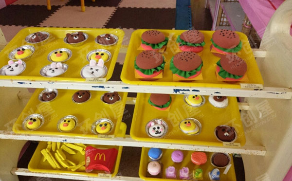 幼儿园角色区布朗熊餐吧图片