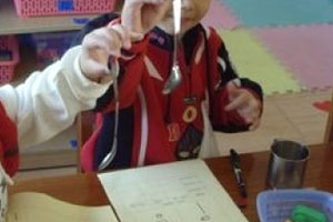 幼儿园科学区神奇的磁铁图片5张