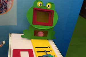 幼儿园综合环创自制教玩具大嘴青蛙图片2张