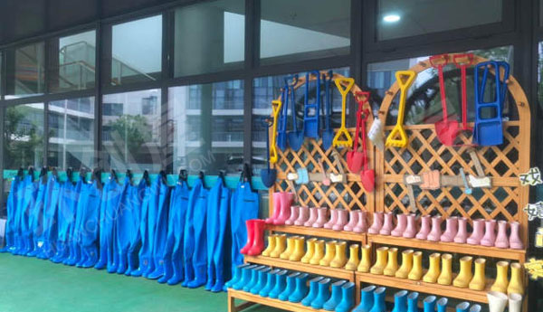 幼儿园沙水区户外环创图片