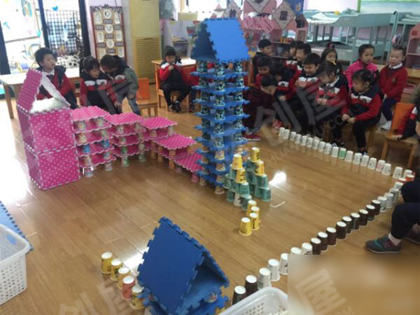 幼儿园建构区纸杯搭建图片