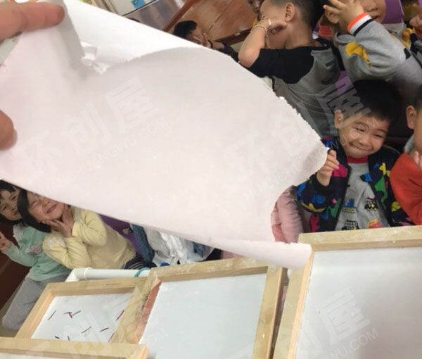 幼儿园科学区造纸术图片