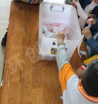 幼儿园科学区造纸术图片