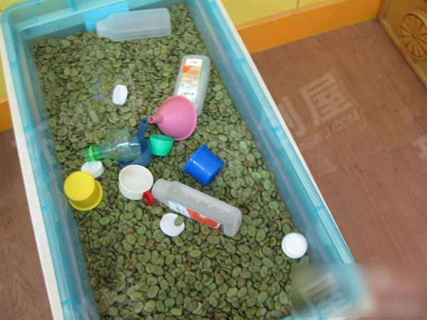 幼儿园科学区取豆子图片
