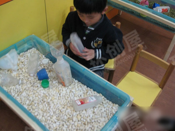 幼儿园科学区取豆子图片