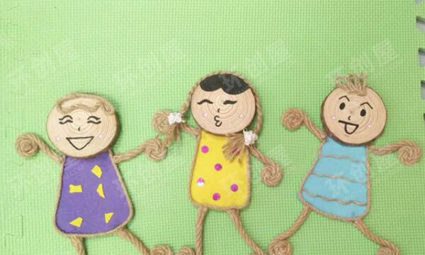 幼儿园可爱的木片人墙面布置图片