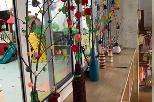 幼儿园粘土树枝花门窗环创图片2张