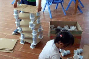 幼儿园建构区环创酸奶盒与纸壳图片2张