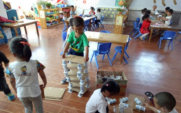 幼儿园建构区环创酸奶盒与纸壳图片