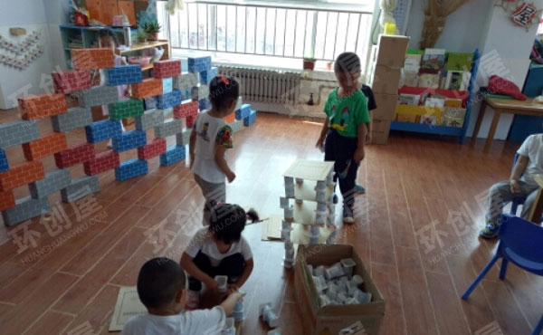 幼儿园建构区环创酸奶盒与纸壳图片