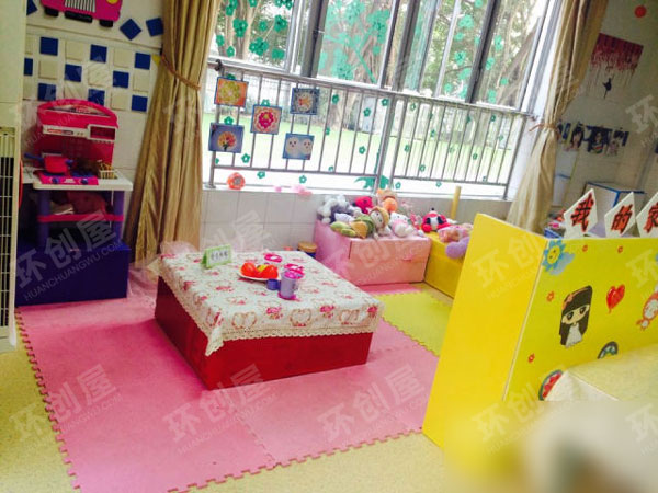 幼儿园阅读区阅读一角图片