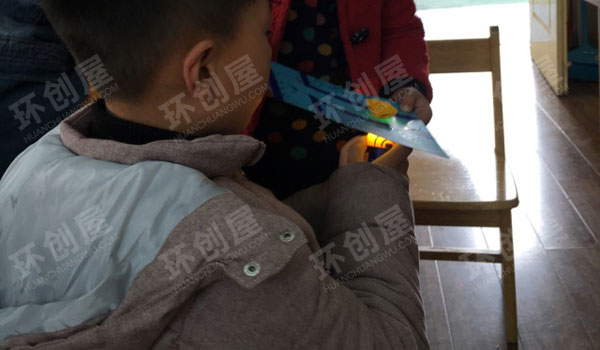 幼儿园科学区追光游戏转动迷宫图片