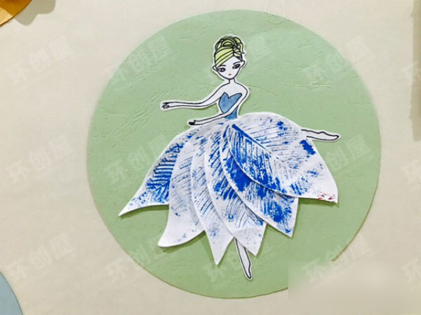 幼儿园美工区环创树叶拓印画图片