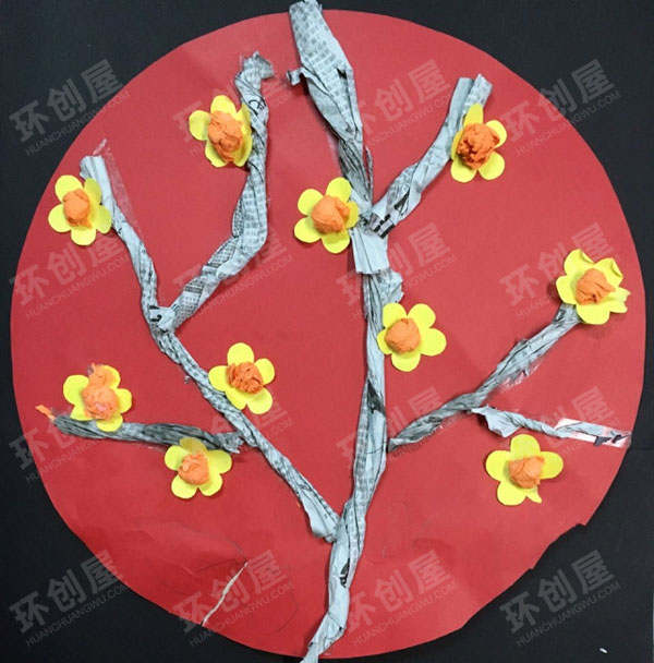 幼儿园作品展示环创报纸的变身图片