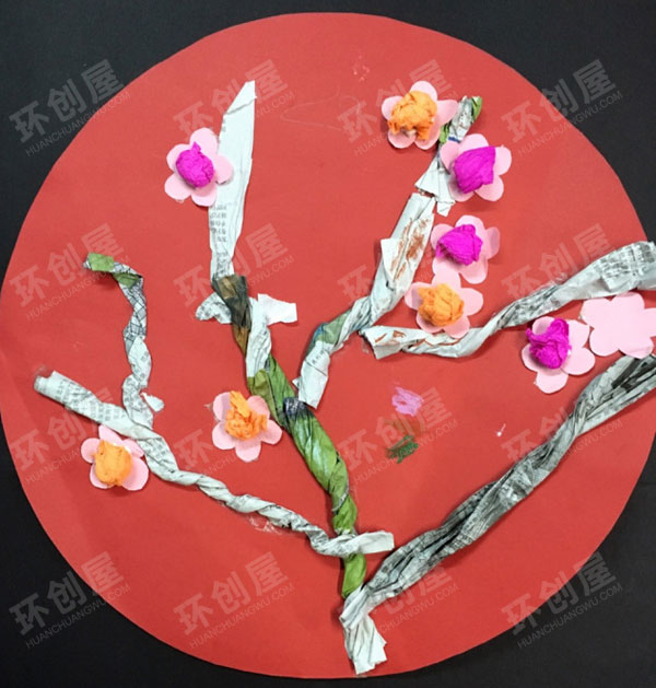 幼儿园作品展示环创报纸的变身图片