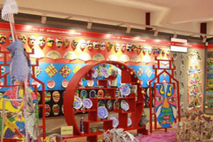 幼儿园多彩的画展布置作品展示环创图片6张