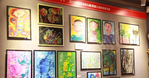 幼儿园多彩的画展布置作品展示环创图片