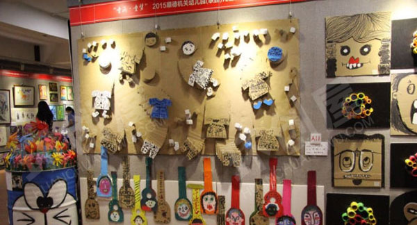 幼儿园多彩的画展布置作品展示环创图片