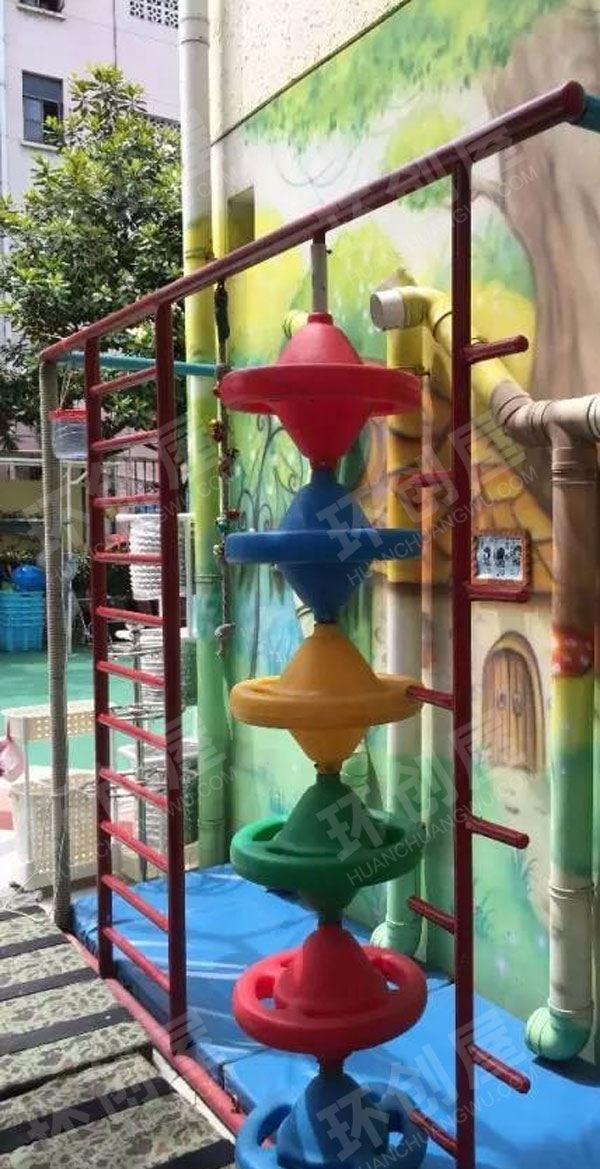 幼儿园户外环创丰富多样的攀爬区图片