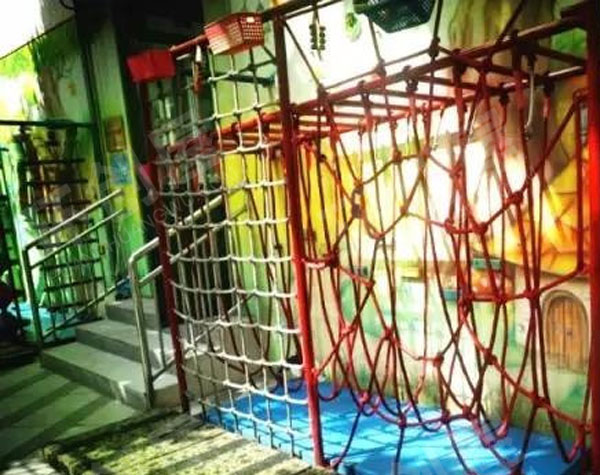 幼儿园户外环创丰富多样的攀爬区图片