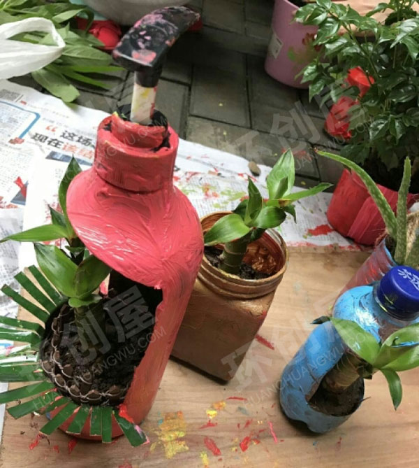幼儿园户外环创废物利用水管花围栏图片