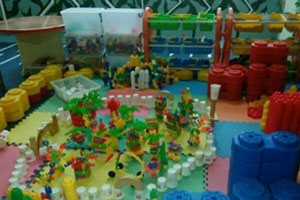 幼儿园建构区环创废物利用搭建图片6张