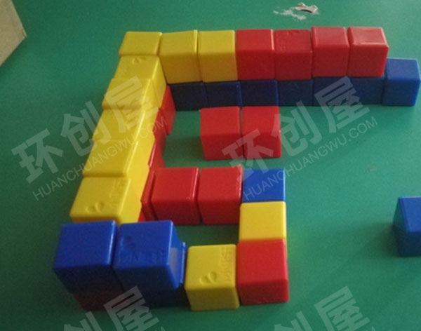 幼儿园建构区环创低结构材料搭建图片