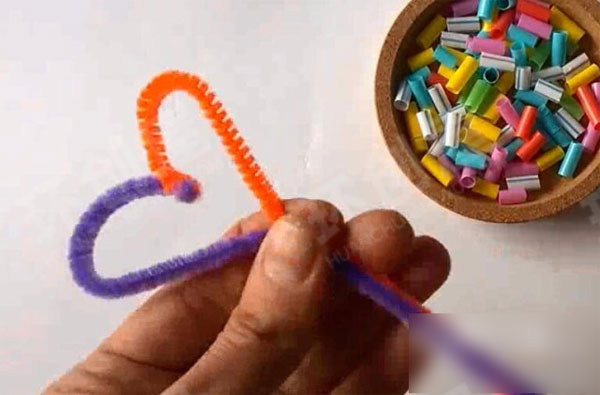 幼儿园美工区扭扭棒心形花图片