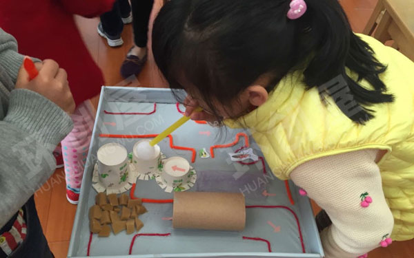 幼儿园科学区环创运乒乓球图片