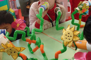 幼儿园科学区环创自制教玩具科学智慧馆图片4张