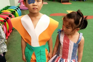 幼儿园角色区环保服装秀环创图片2张