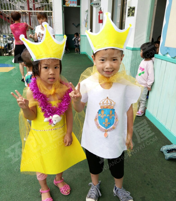 幼儿园角色区环保服装秀环创图片