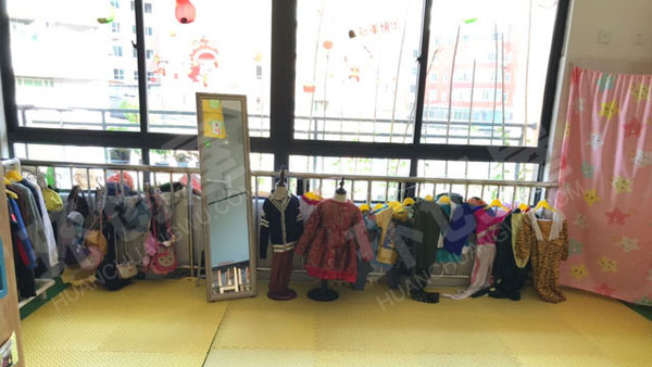 幼儿园角色区服装店图片