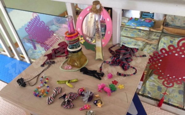 幼儿园角色区品牌服装店图片