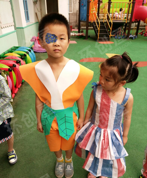 幼儿园角色区环保服装秀环创图片