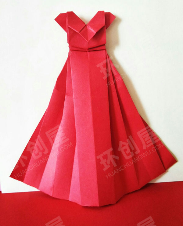 幼儿园角色区服装店美好的夏季衣服图片