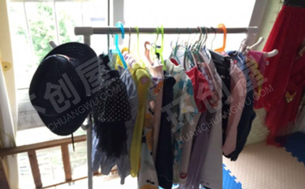 幼儿园角色区品牌服装店图片